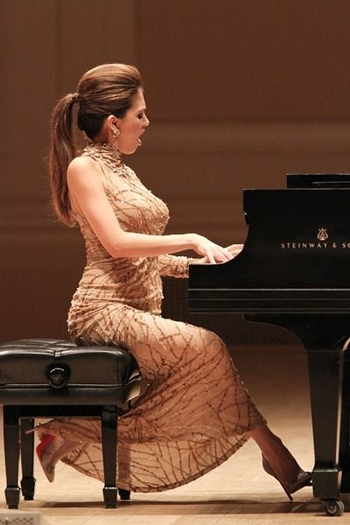 Lola Astanova