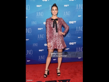  alt="Chloe Wilde"