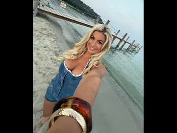  alt="Carla Moreau"