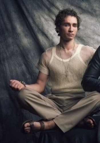 Robert Sheehan