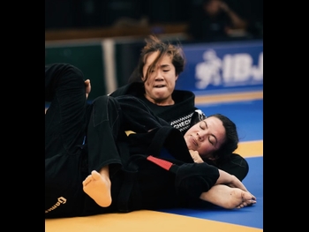  alt="Angela Lee"