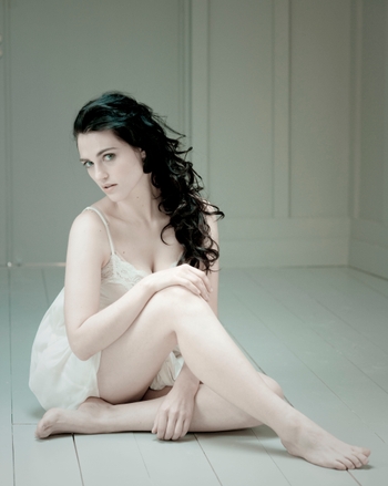 Katie McGrath (I)