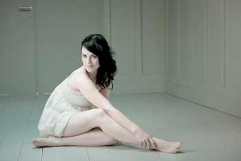 Katie McGrath (I)