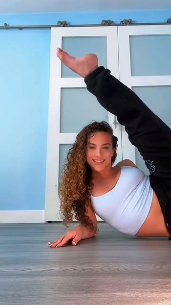 Sofie Dossi