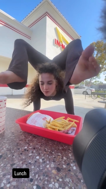 Sofie Dossi