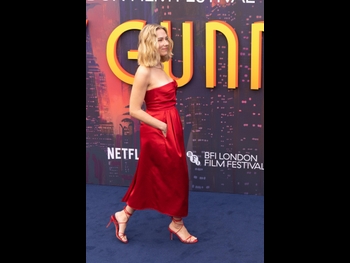  alt="Scarlett Johansson"