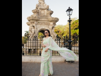  alt="Roshni Chopra"