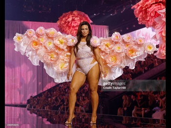  alt="Ashley Graham"