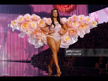  alt="Ashley Graham"