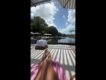  alt="Halle Bailey"
