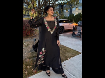  alt="Sanam Jung"