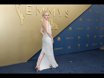  alt="Julia Garner"