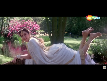  alt="Karisma Kapoor"