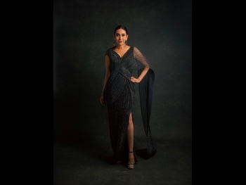  alt="Karisma Kapoor"