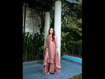  alt="Karisma Kapoor"