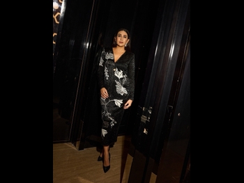  alt="Karisma Kapoor"