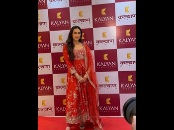  alt="Karisma Kapoor"