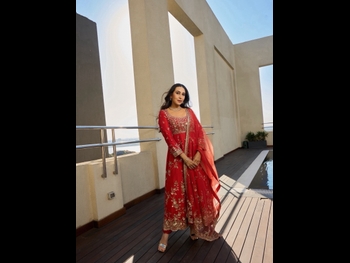  alt="Karisma Kapoor"