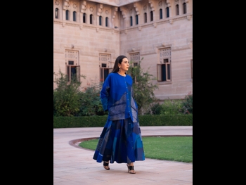  alt="Karisma Kapoor"