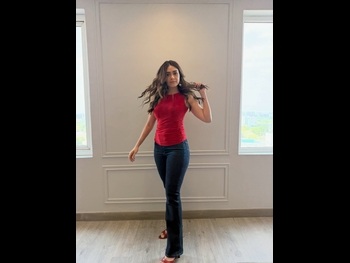  alt="Mrunal Thakur"