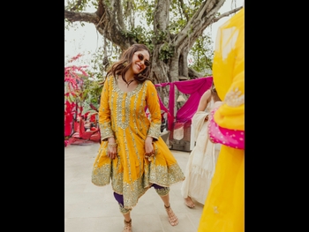  alt="Mrunal Thakur"