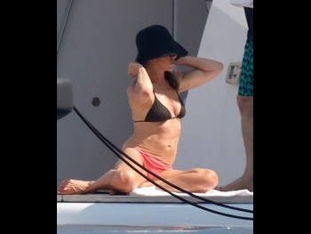 alt="Jennifer Aniston"