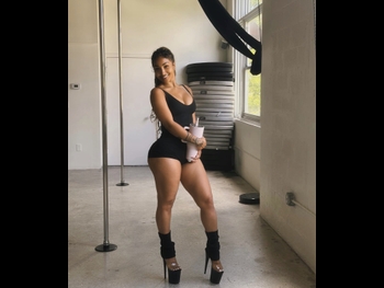  alt="Shenseea"