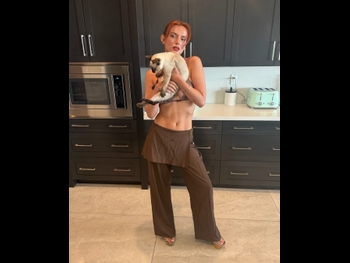  alt="Bella Thorne"