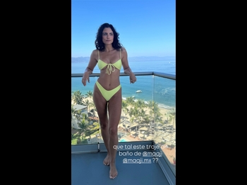  alt="Aislinn Derbez"