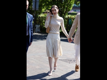  alt="Lily Collins"