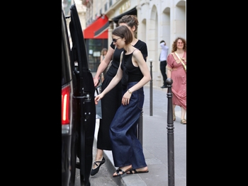  alt="Lily Collins"
