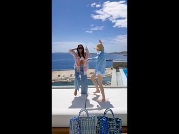  alt="Lily Collins"