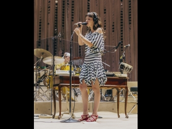  alt="Clairo"