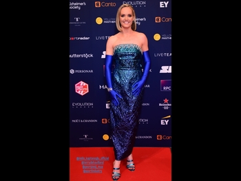  alt="Amanda Davies"