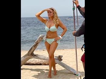  alt="Jessica Collins (i)"