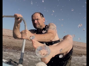  alt="Les Stroud"