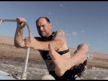  alt="Les Stroud"