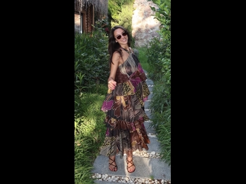  alt="Tara De Vries"