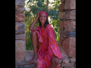  alt="Tara De Vries"