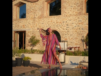  alt="Tara De Vries"