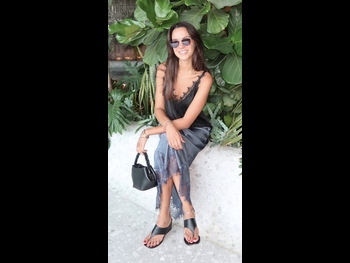  alt="Tara De Vries"