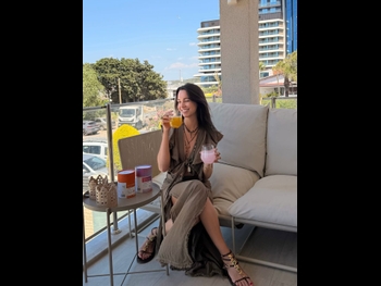  alt="Tara De Vries"