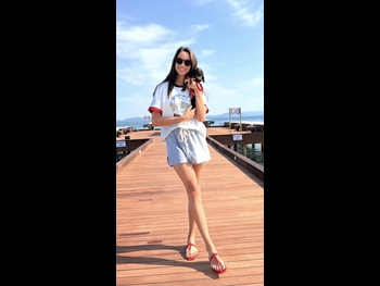  alt="Tara De Vries"