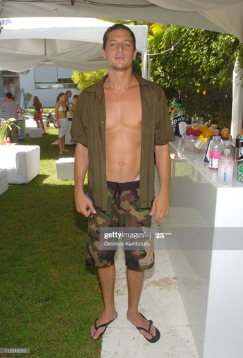 Simon Rex