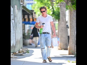  alt="Jeremy Allen White"