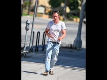  alt="Jeremy Allen White"