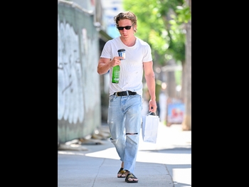  alt="Jeremy Allen White"