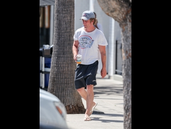  alt="Jeremy Allen White"