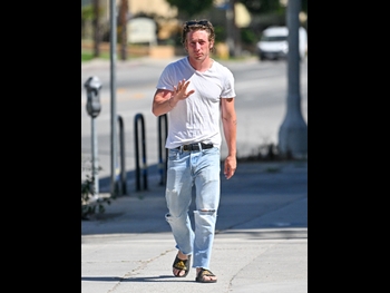  alt="Jeremy Allen White"