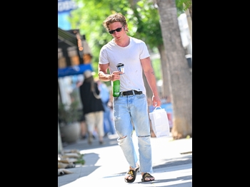  alt="Jeremy Allen White"
